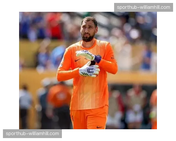 特拉福德接连低级失误后遭弃用 瓜帅忍无可忍签下多纳鲁马替代 特拉福德接连低级失误后遭弃用 瓜帅忍无可忍签下多纳鲁马替代